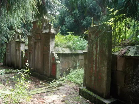 Fichier:Chengfeng - Trois des cinq tombes.png