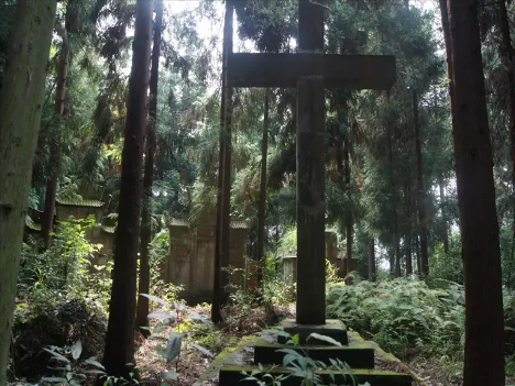 Fichier:Chengfeng - La croix se dressant aujourd’hui au centre du cimetière.png