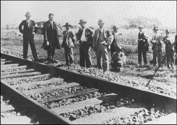 Fichier:Japonais inspectant la ligne sabotée.jpg