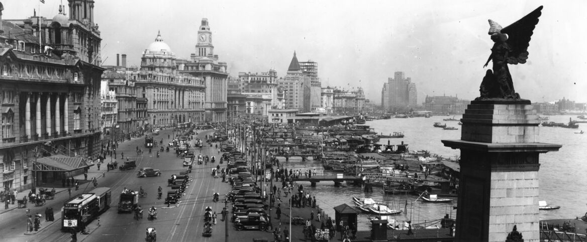 Vue panoramique du Bund dans les années 1930 avec le cénotaphe en premier plan