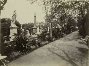 Une allée du cimetière de Baxianqiao (date estimée entre 1892 et 1899), photographie répertoriée.jpg