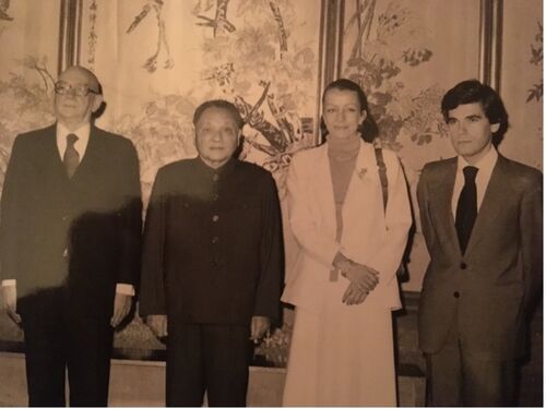 Pékin, Zhongnanhai, 1979 : Edgar Faure, Deng Xiaoping, l’assistante d’Edgar Faure et Claude Martin, chargé d’affaires à l’ambassade de France à Pékin.